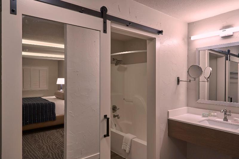 Fredericksburg Inn And Suites - image 19