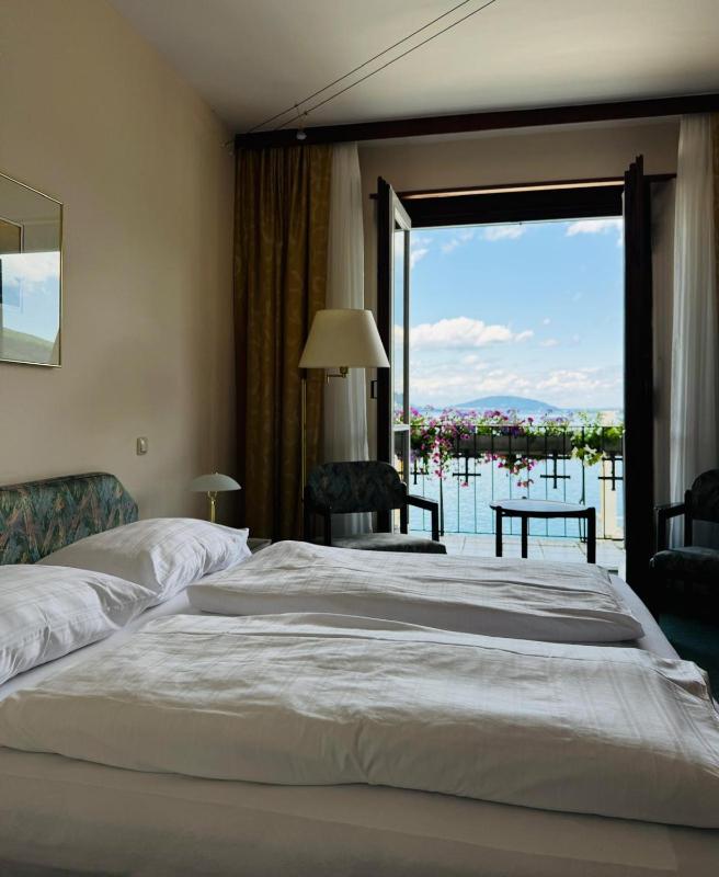 Double Room with Balcony and Lake View image 4