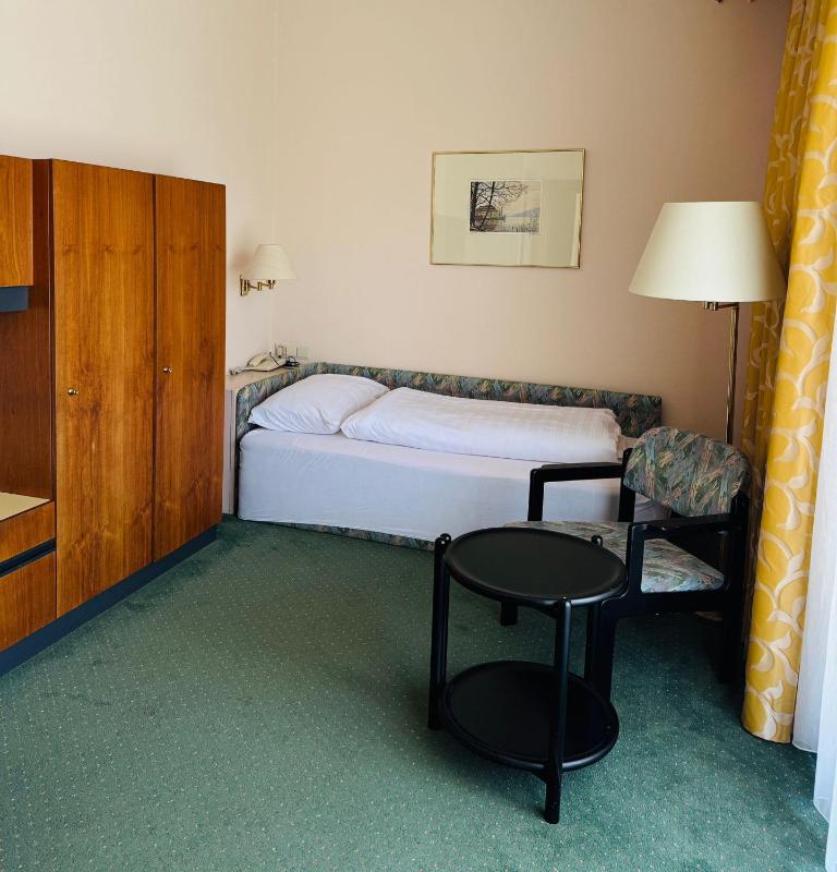 Single Room with Balcony and Park View image 3
