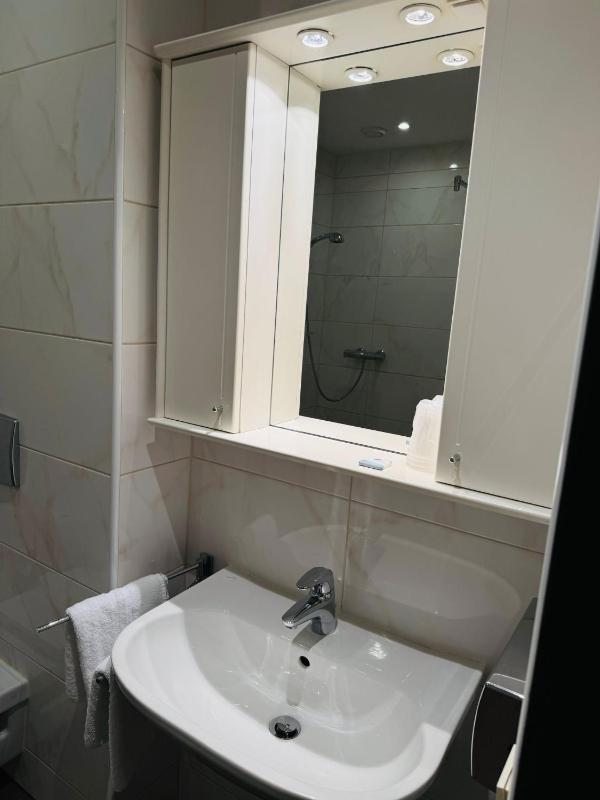 Single Room with Balcony and Park View image 2