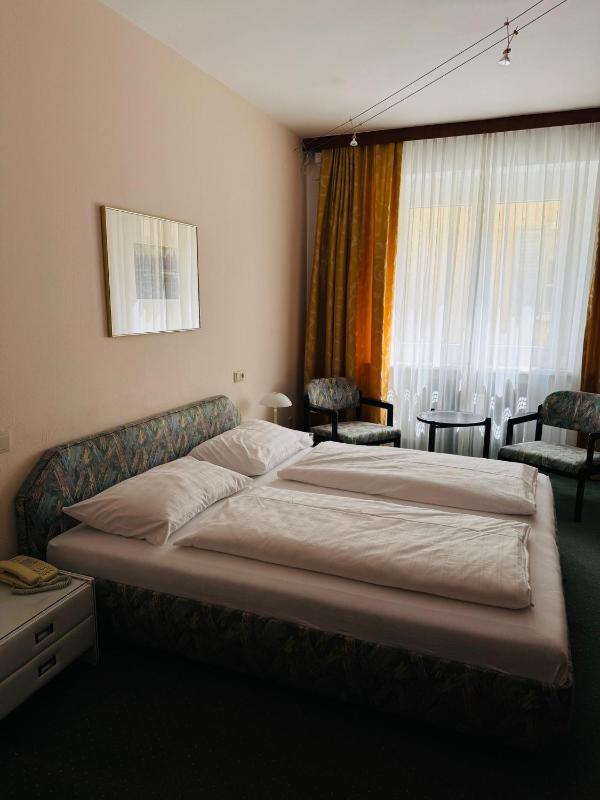 Twin Room image 2