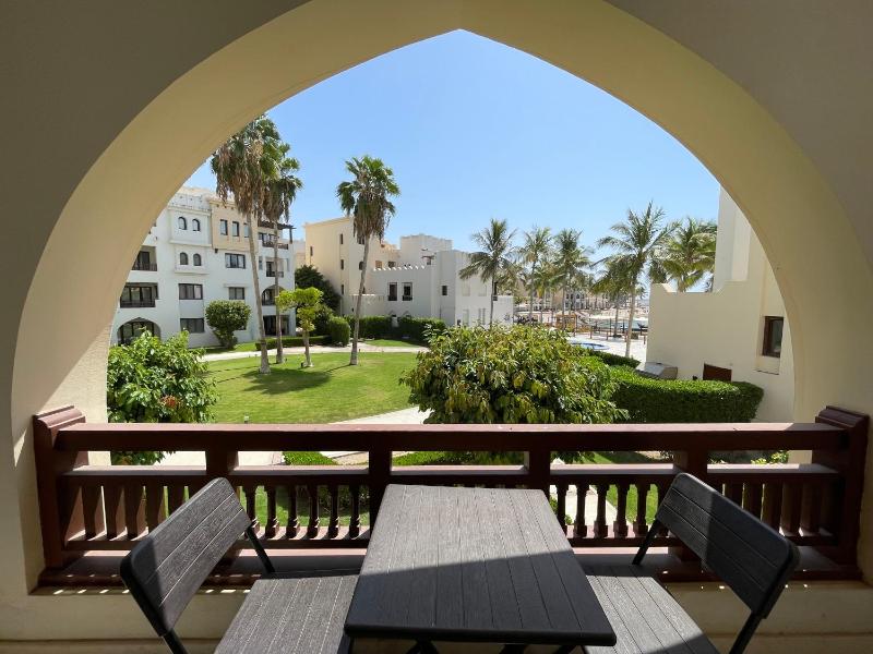 Beachfront Apartment with Pool & Stunning View - image 7