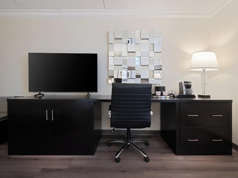 Standard King Room image 2