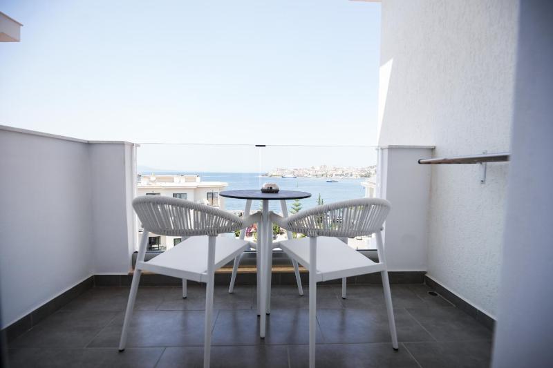 Twin Room with Balcony and Sea View image 4