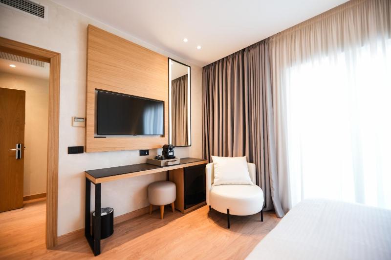 Double Room with Balcony and Sea View image 3