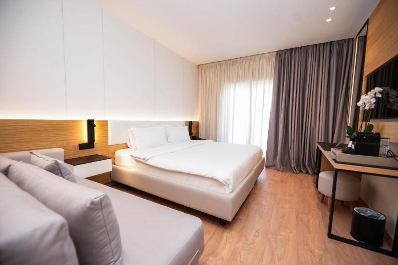 Triple Room with Balcony and Sea View  image 1