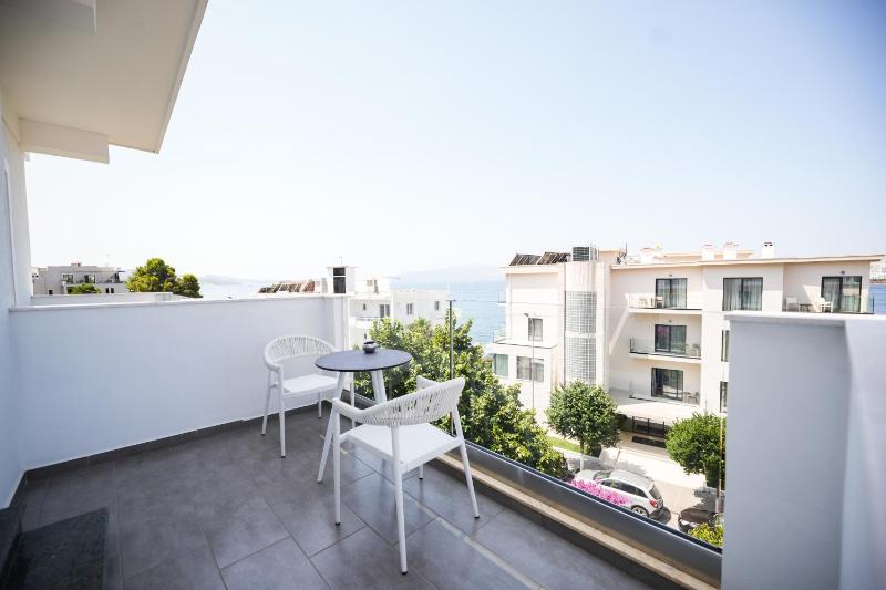 Triple Room with Balcony and Sea View  image 2