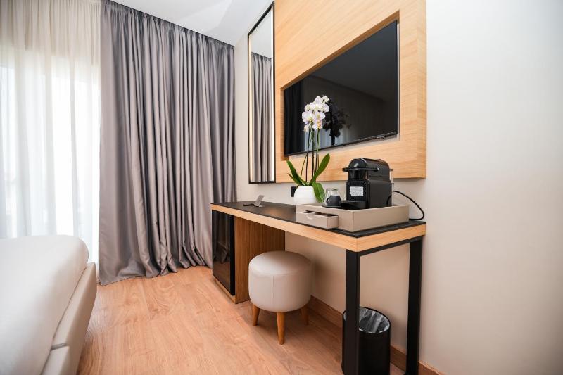 Twin Room with Balcony and Sea View image 3