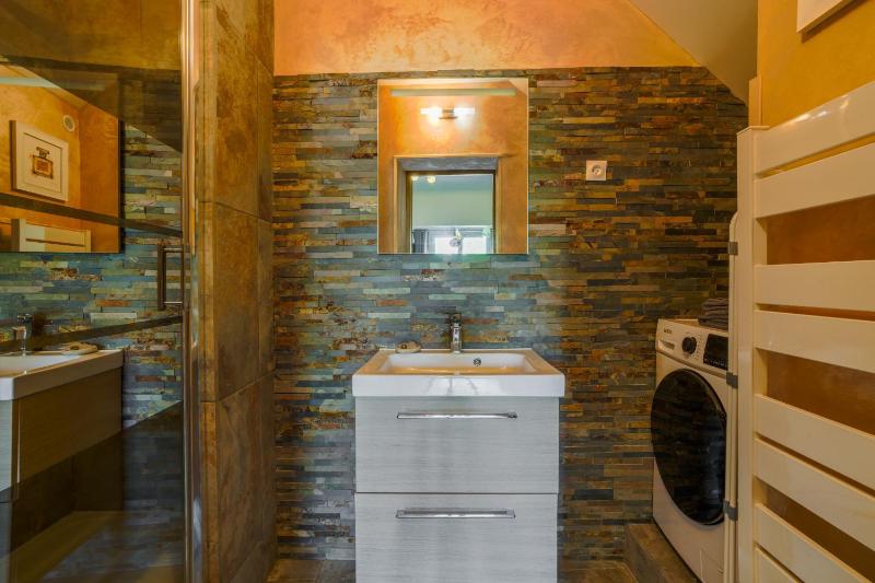 Deluxe One-Bedroom Apartment with City View image 1
