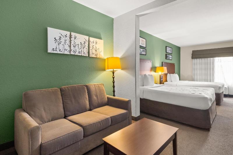 Queen Suite with Two Queen Beds and Sofa-Bed - Non Smoking image 4