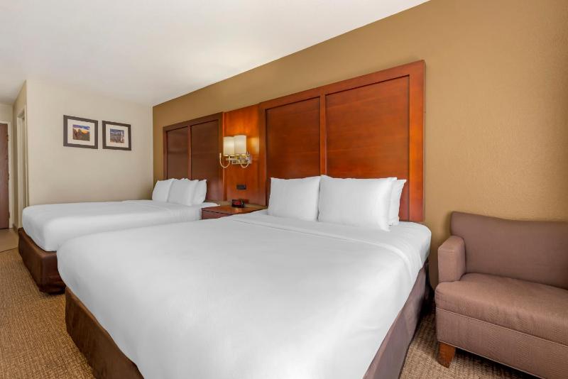 Queen Room with Two Queen Beds - Non-Smoking image 2