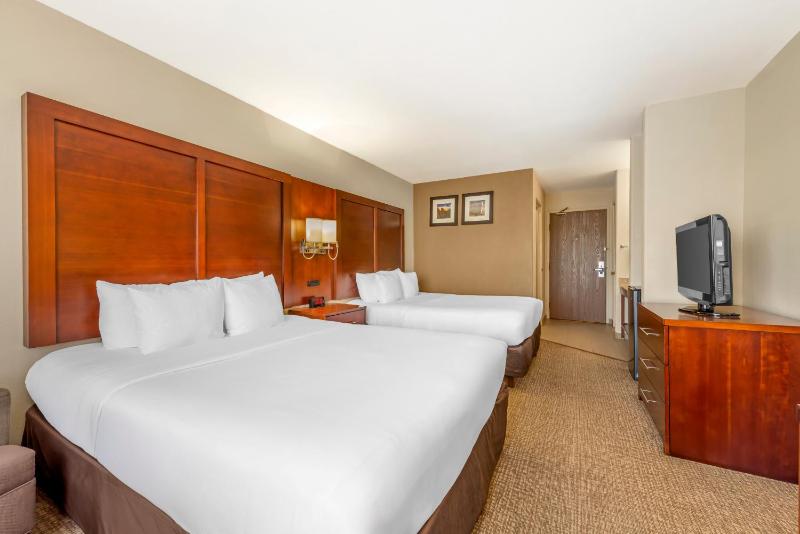 Deluxe Queen Room with Two Queen Beds image 2