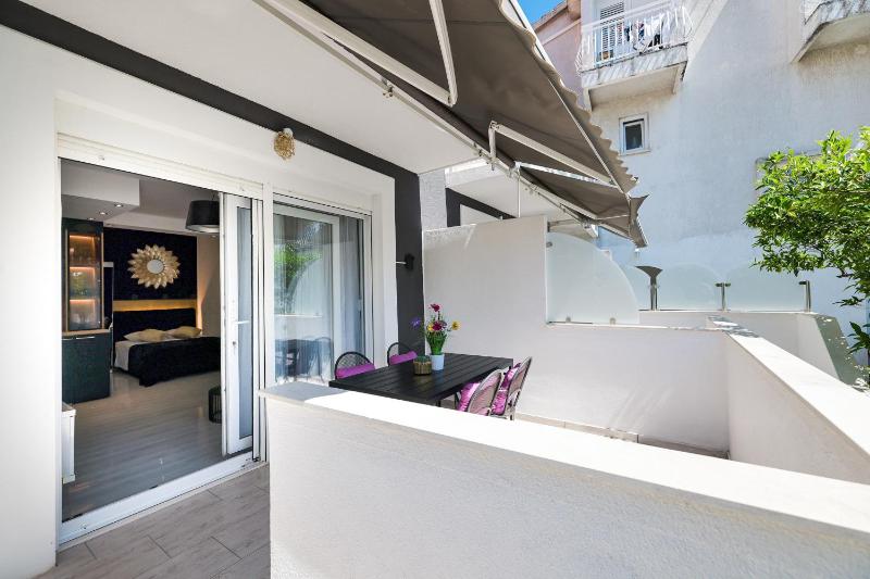 One-Bedroom Apartment with Terrace image 2