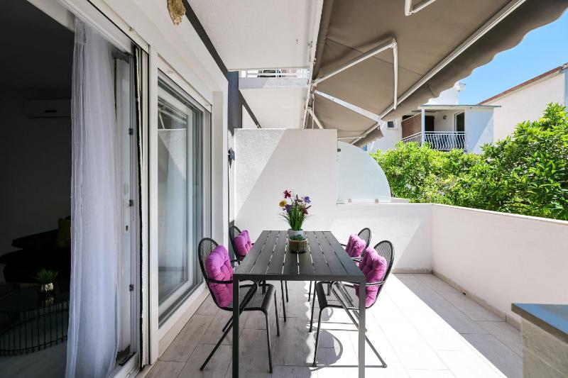 One-Bedroom Apartment with Terrace image 4