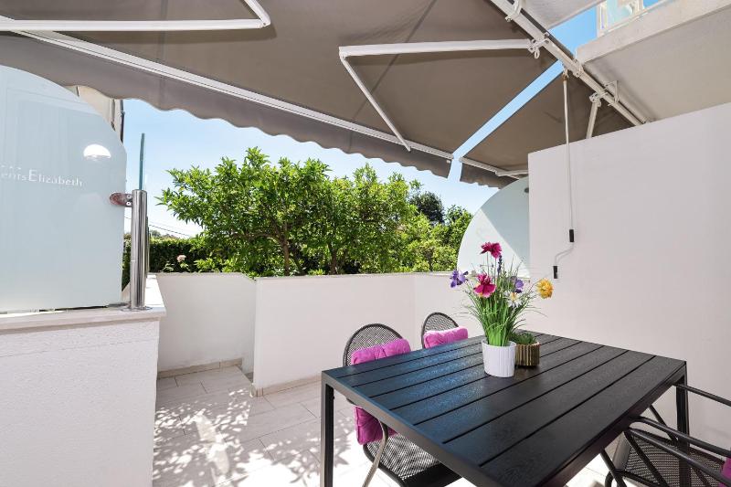 One-Bedroom Apartment with Terrace image 4