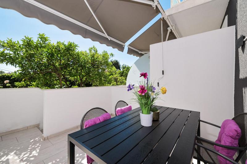 One-Bedroom Apartment with Terrace image 3