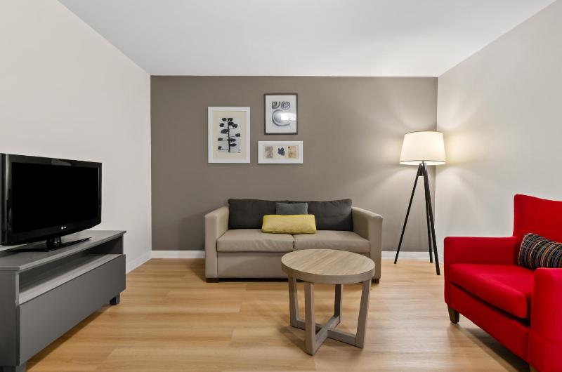 One-Bedroom King Suite with Sofa Bed image 3