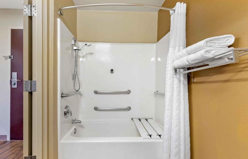 Queen studio with 1 Queen Bed - Disability Access/Non-Smoking image 3