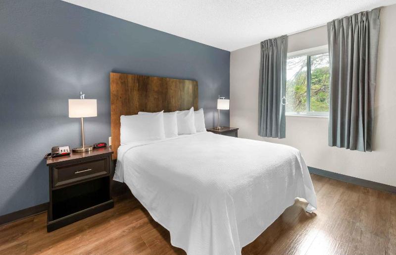 Deluxe Studio with 1 Queen Bed - Non-Smoking image 2
