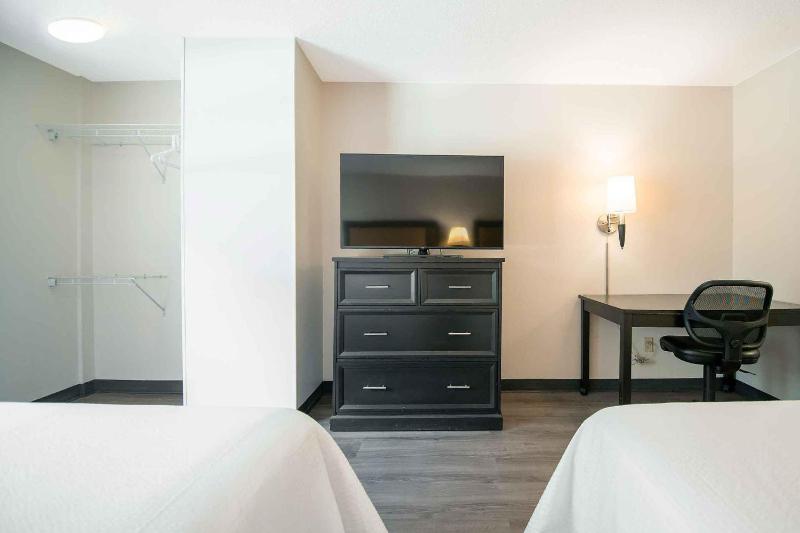 Deluxe Studio with Two Queen Beds - Non-Smoking image 4