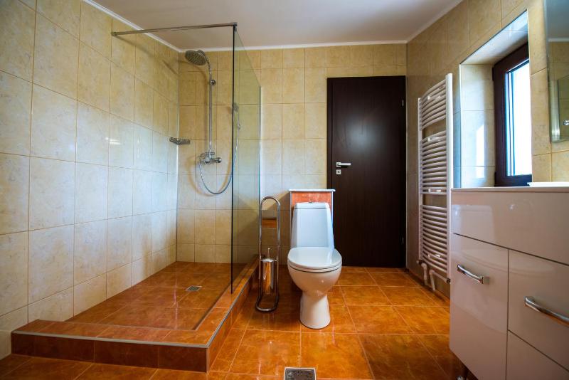 Economy Triple Room image 2