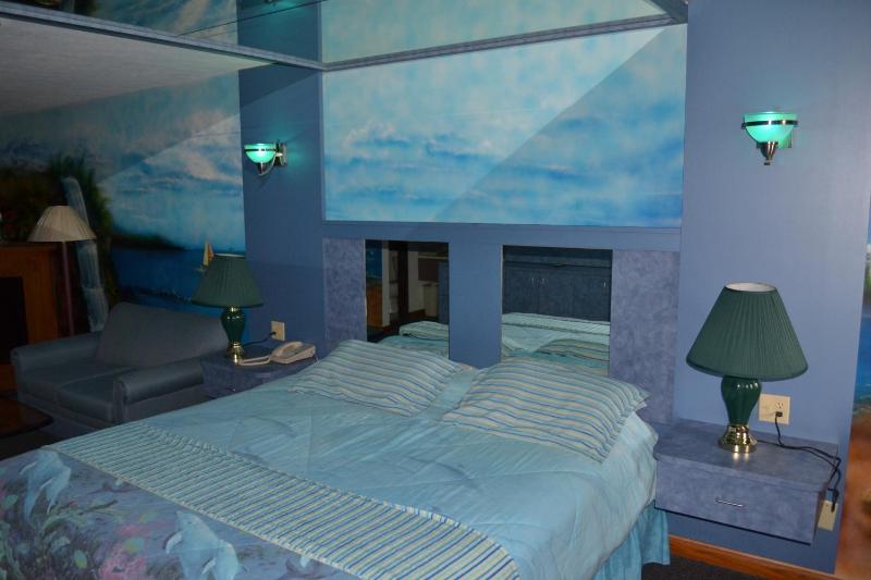 King Suite with Whirlpool image 3