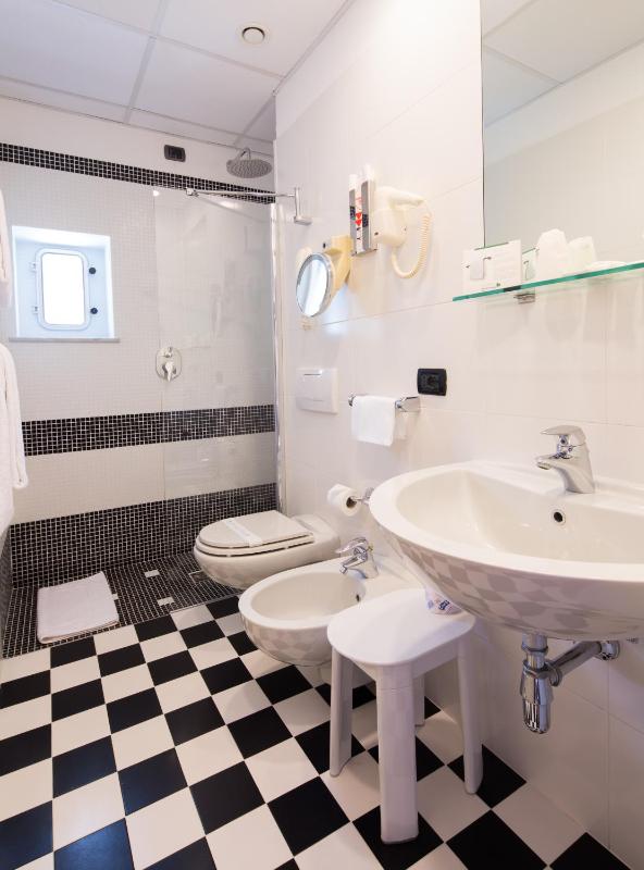 Double or Twin Room with Partial Sea View image 2