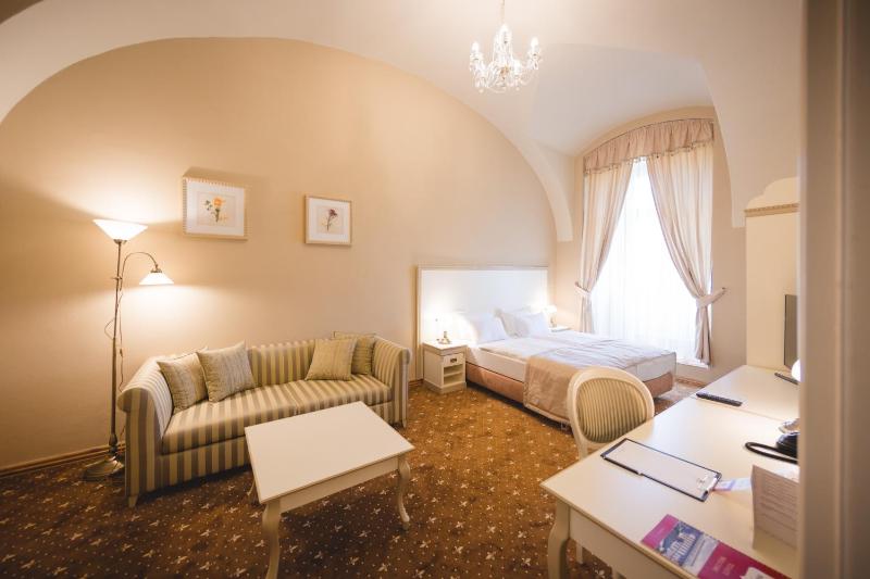 Deluxe Suite image 1