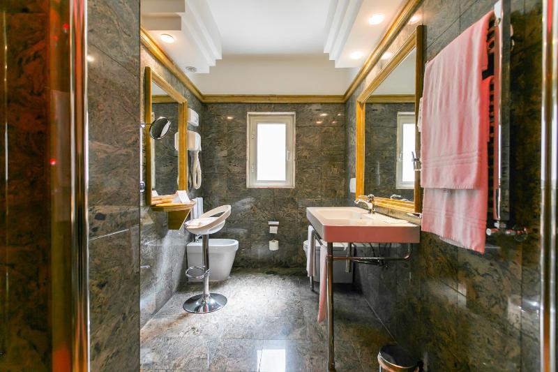 Superior King Room image 4