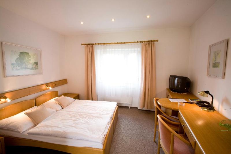 Standard Double or Twin Room with Garden View image 2