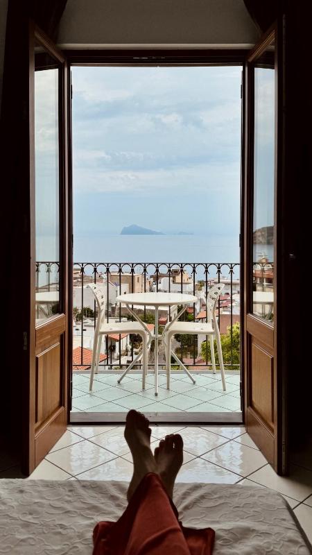 Double or Twin Room with Balcony and Sea View image 1