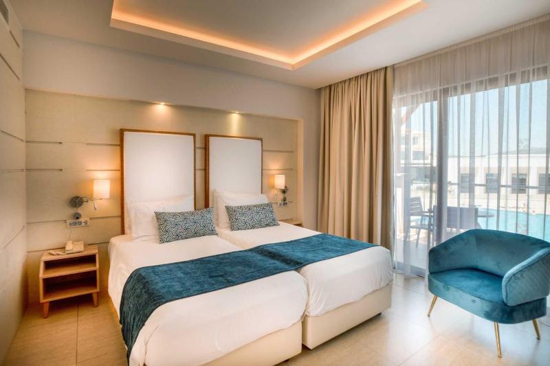 Deluxe Double Room image 3