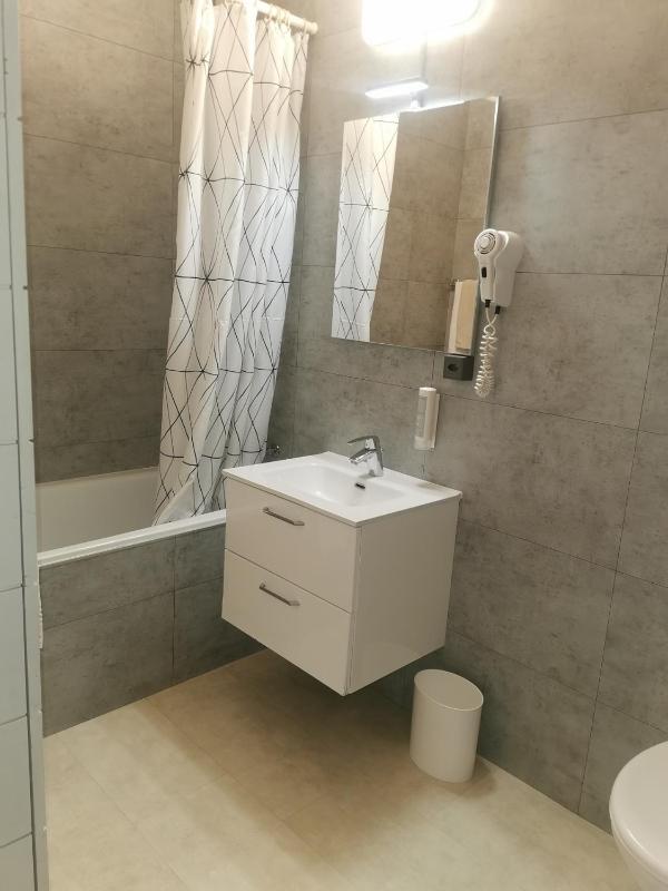 Single Room with Private External Bathroom image 2