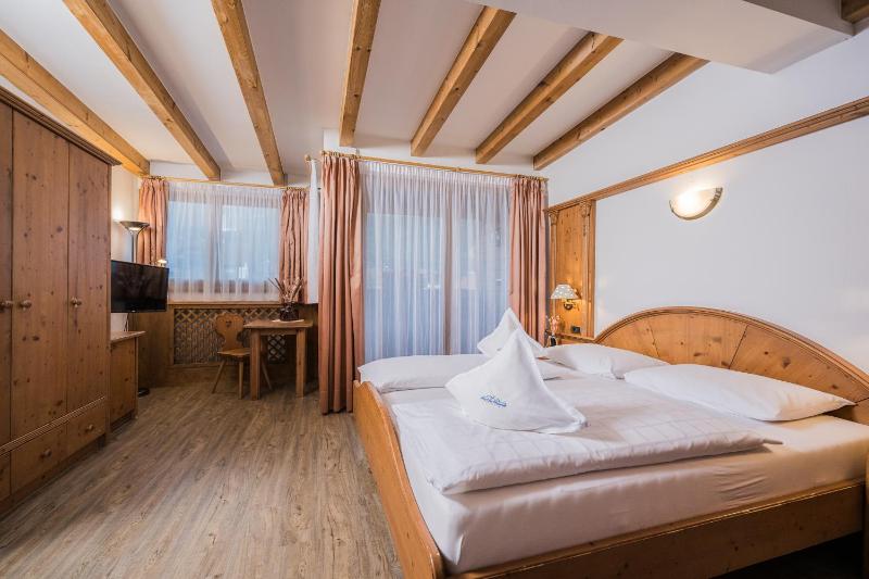 Double or Twin Room with Mountain View image 2
