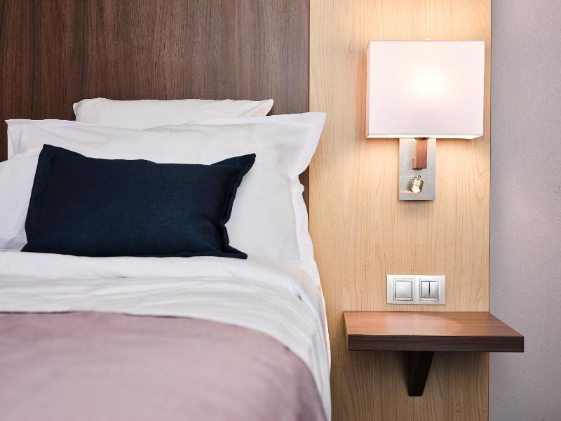 Single Room - Non-Smoking image 3