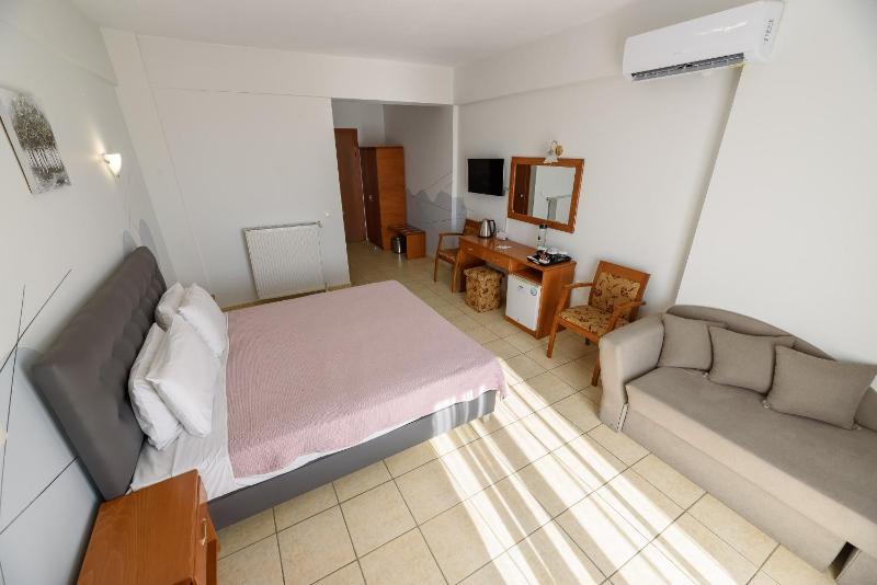 Superior King Room image 3