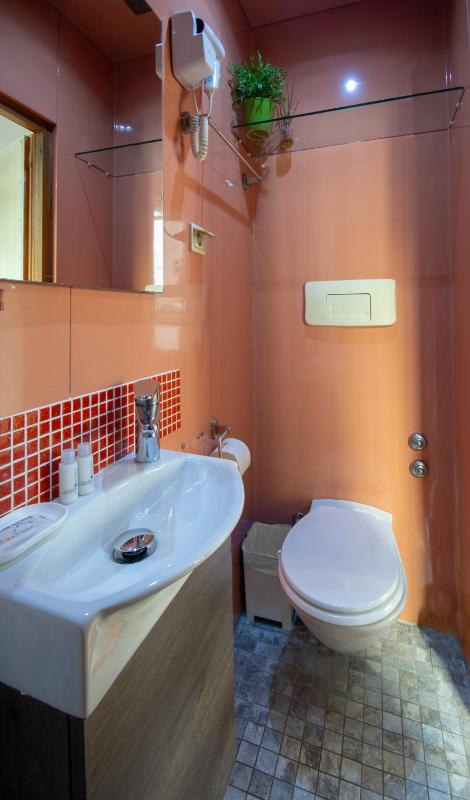 Economy Double Room image 3