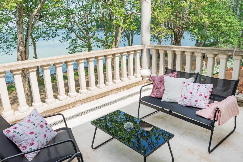 Double Room with Balcony image 4
