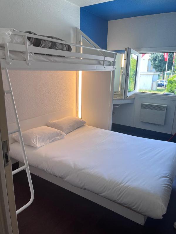 Triple Room with Shared Bathroom image 4