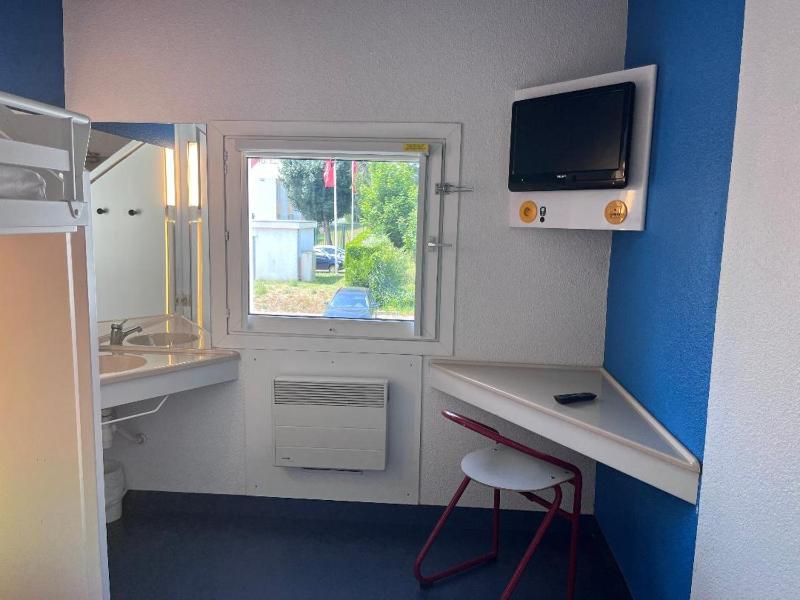Triple Room with Shared Bathroom image 2