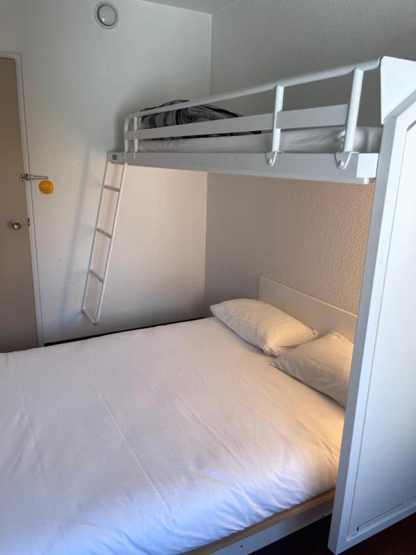 Triple Room with Shared Bathroom image 3