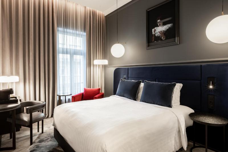 Silver Guest Room with 1 Queen bed image 4