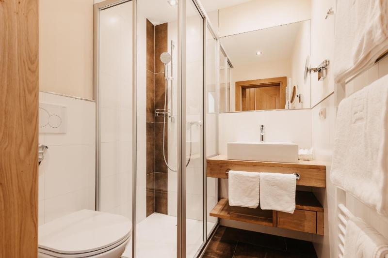 Double Room with Balcony image 4