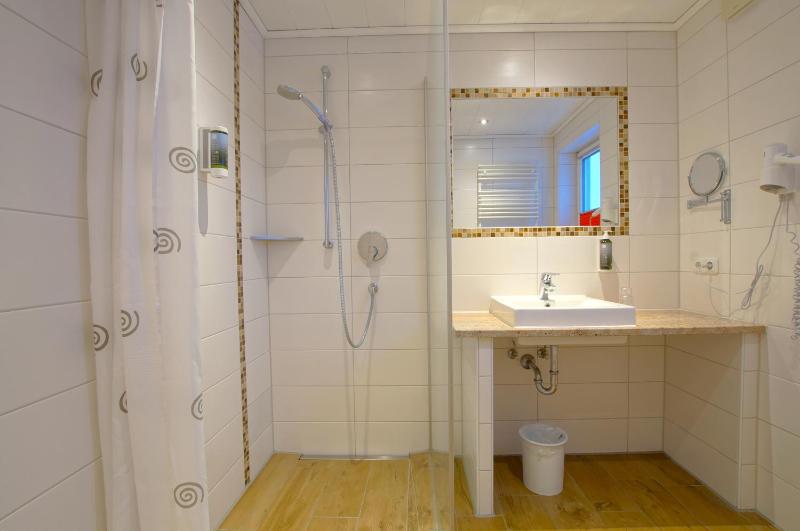 Quadruple Room image 3