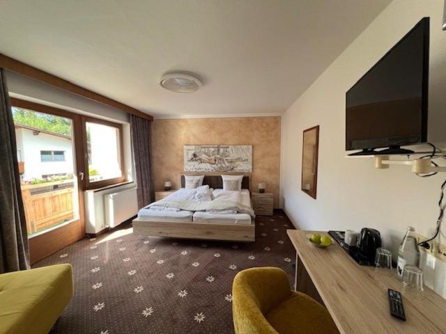 Double Room with Balcony image 3