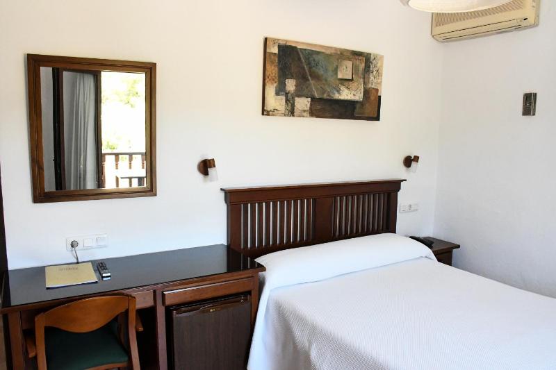 Standard Double or Twin Room image 4