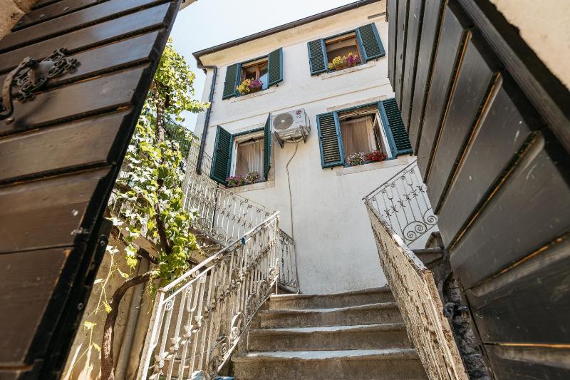 One-Bedroom Apartment with Garden View image 1