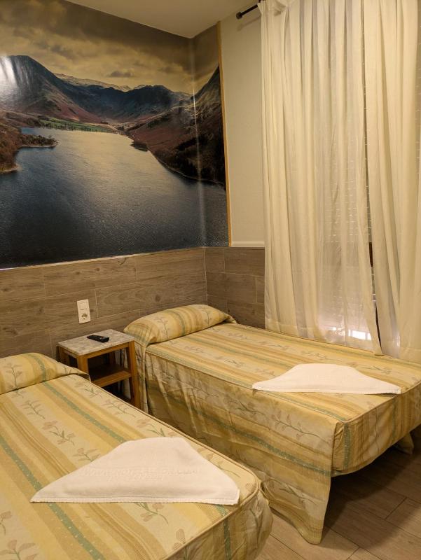 Twin Room image 2