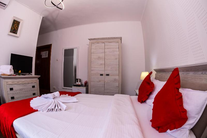 Double Room image 3