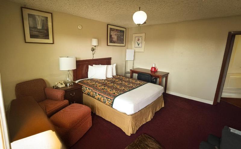 Queen Room image 2